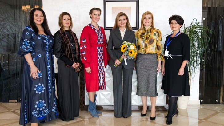 Олена Зеленська в брючному костюмі бренду SIX