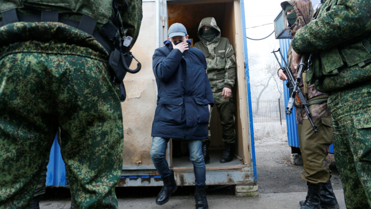 Боевики ЛДНР сопровождают украинских заложников к месту обмена, 29 декабря 2019 года