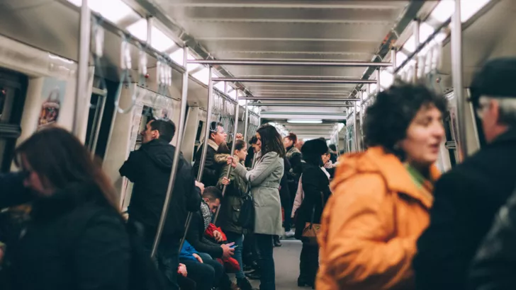 Поза пары в метро стала предметом насмешек  в сети Фото: Adelin Preda / Unsplash