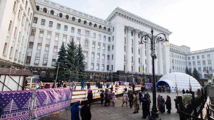 Возле Офиса президента на Банковой открылся бесплатный каток | Фото: Офис Президента Украины
