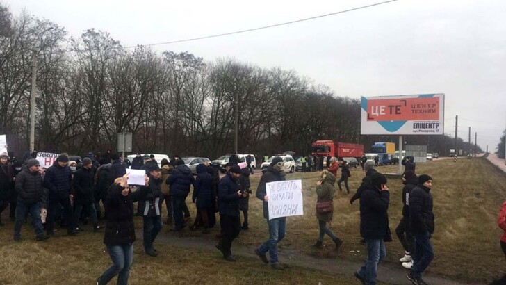 На трассе Луцк – Ровно местные жители вышли на протест | Фото: Нацполиция