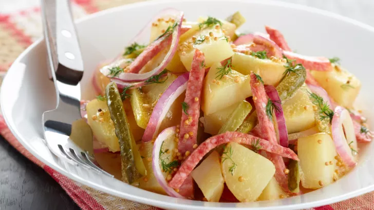 Салат з картоплею і ковбасою