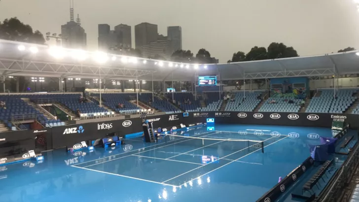 На чемпионате Австралии матчи отложили из-за дождя