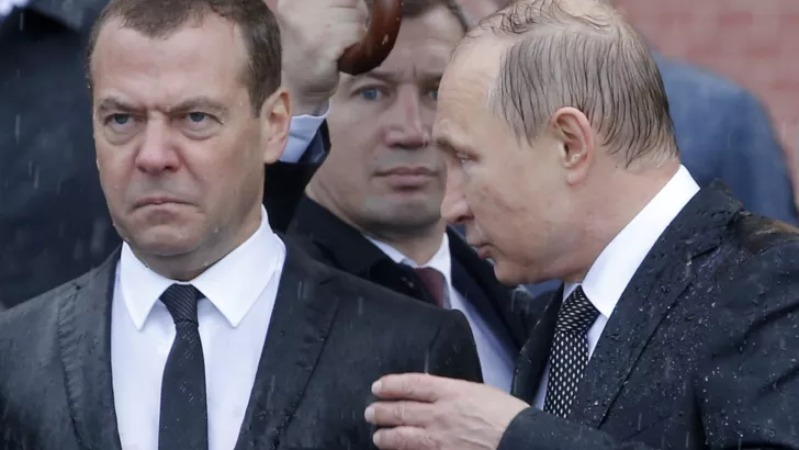 Дмитрий Медведев и Владимир Путин. Фото: REUTERS/Sergei Karpukhin