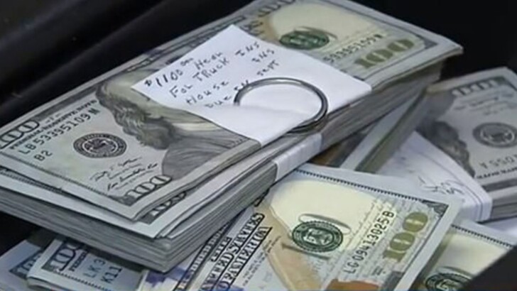 Американец нашел в подержанном пуфе тайник с деньгами | Фото: facebook.com/FOX10Phoenix