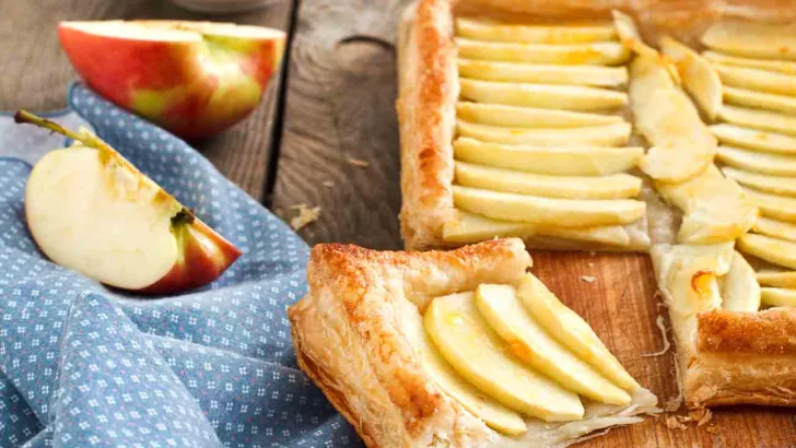 Слоеный пирог с яблоками