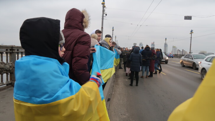 День Соборності 2020 у Києві на мосту Патона | Фото: Сьогодні