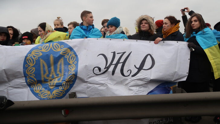 День Соборності 2020 у Києві на мосту Патона | Фото: Сьогодні
