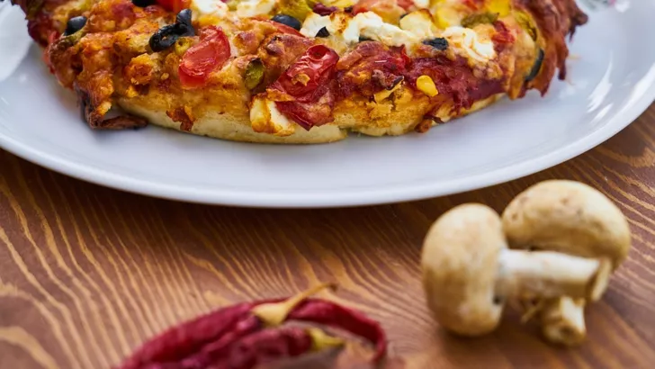 Самое вкусное тесто на кефире – пицца получается мягкой, без запаха дрожжей