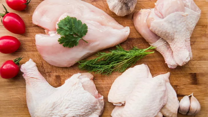 Перед приготовлением курицу лучше заморозить, так бактерии погибнут