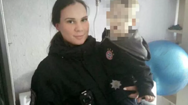 На фото сотрудник полиции с ребенком горе-матери