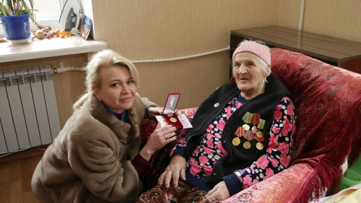 Крымские чиновницы в шубах дарили ветеранам батоны | Фото: Facebook