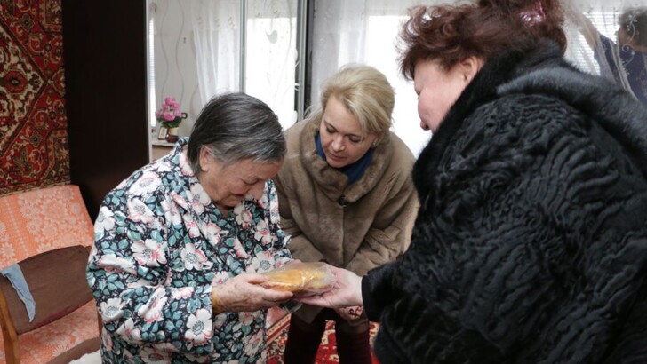 Крымские чиновницы в шубах дарили ветеранам батоны | Фото: Facebook