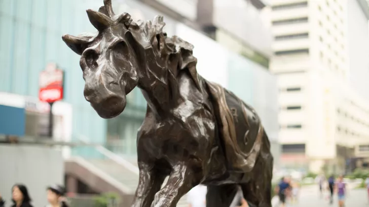 "Лошадь под седлом времени". Копия скульптуры Сальвадора Дали