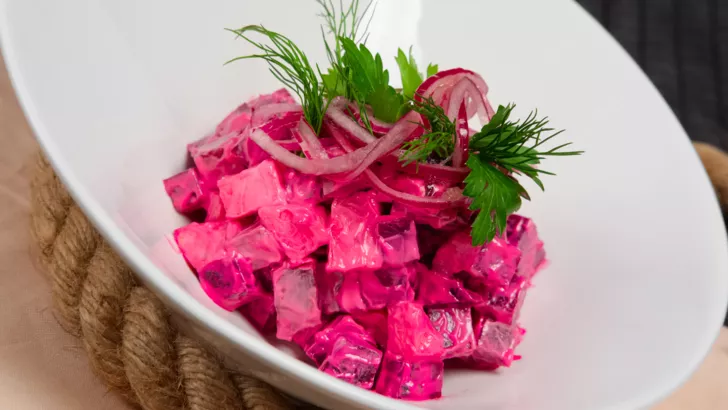 Салат со свеклой и сельдью — рецепты | Дзен