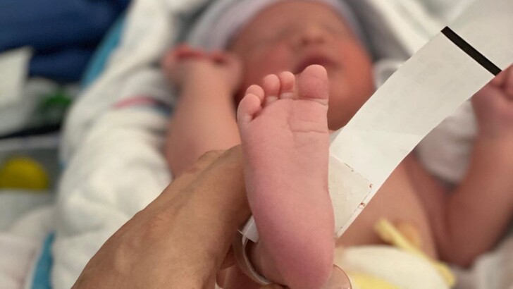 Милла Йовович показала новорожденную дочь | Фото: instagram.com/millajovovich