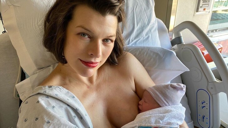 Милла Йовович с новорожденной дочерью | Фото: instagram.com/millajovovich