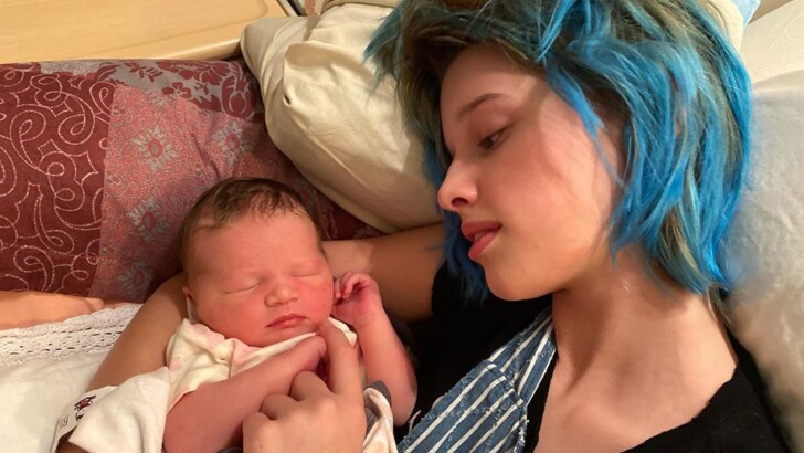 Эвер Габо Андерсон с новорожденной сестрой | Фото: instagram.com/millajovovich