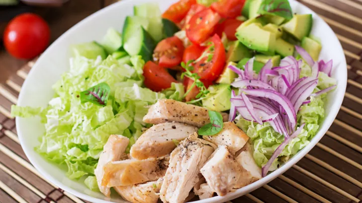 Диетический салат с куриной грудкой - классический рецепт с фото