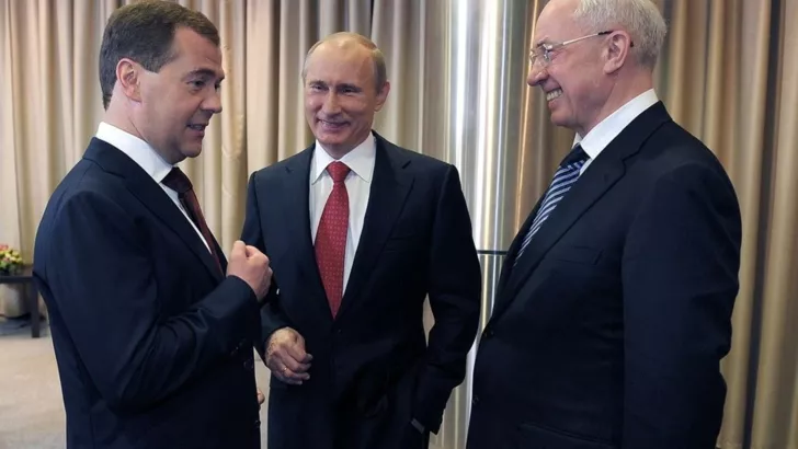Экс-премьер России Дмитрий Медведев, президент РФ Владимир Путин и Николай Азаров