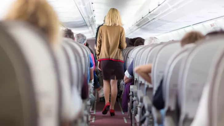 Эксперты советуют не снимать обувь в самолете