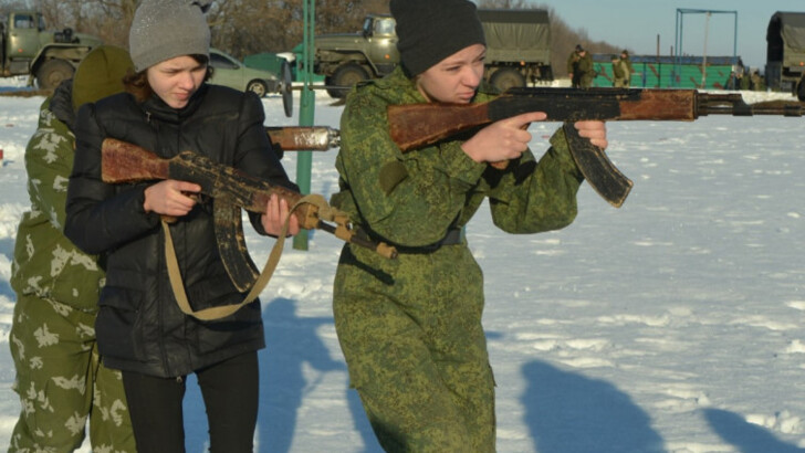 На Донбассе оккупанты согнали детей в поле на "военные сборы" | Фото: скриншот