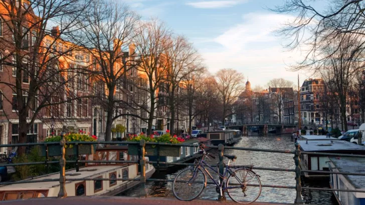 Амстердам задумал запретить туристам покупать марихуану