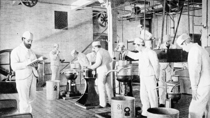Работники на фабрике, 1924