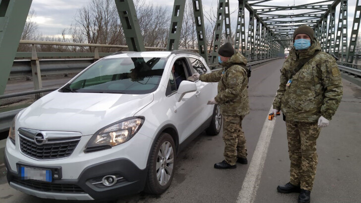 На границах Украины с ЕС ввели проверку водителей | Фото: ГПСУ