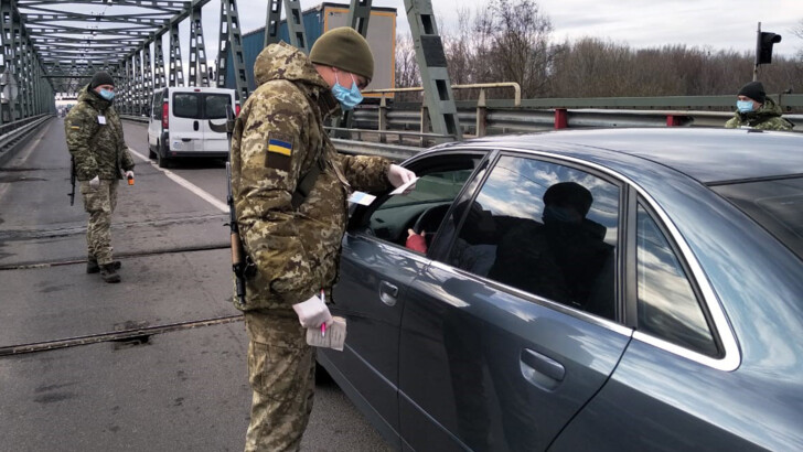 На границах Украины с ЕС ввели проверку водителей | Фото: ГПСУ
