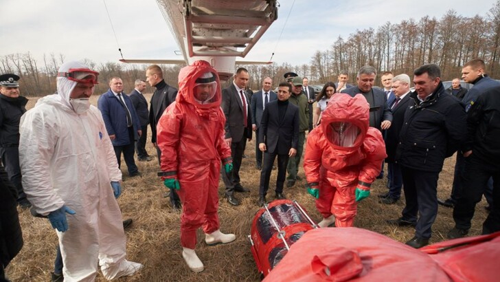 Зеленский осмотрел санитарный вертолет. Фото: facebook.com/president.gov.ua