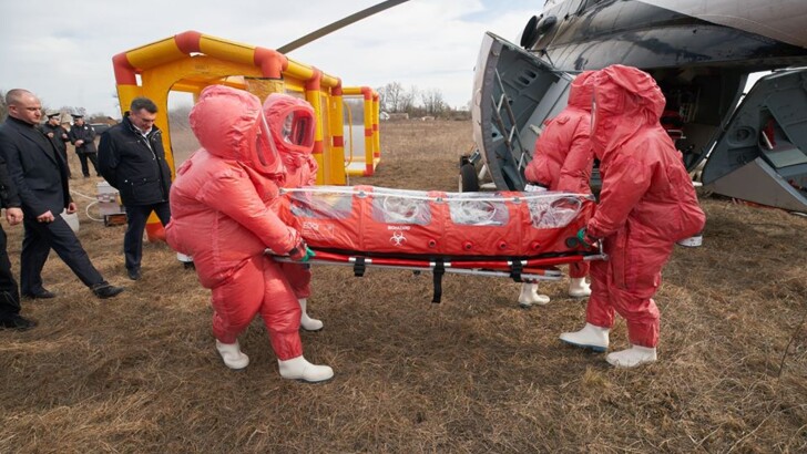 Зеленский осмотрел санитарный вертолет. Фото: facebook.com/president.gov.ua