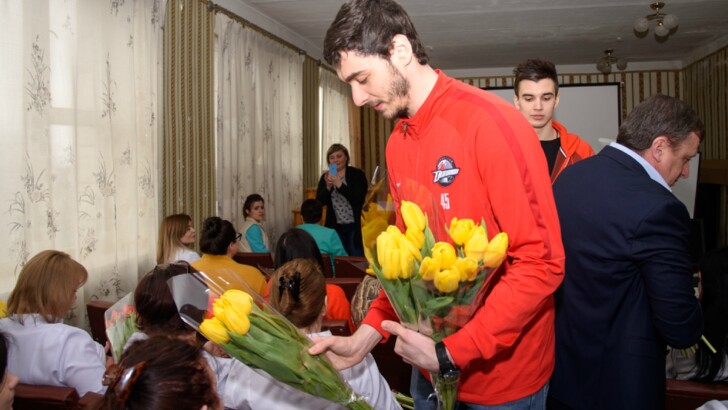ХК "Донбасс" поздравил женщин с 8 марта | Фото: ХК "Донбасс"
