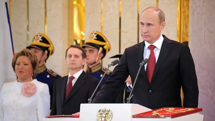 Владимир Путин принимает присягу на Конституции РФ