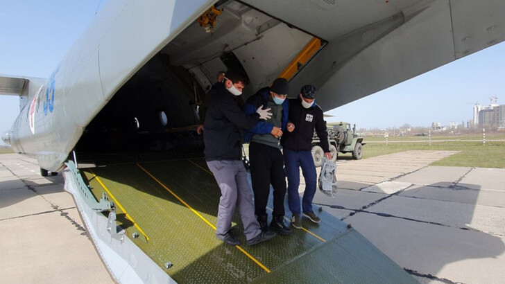 В Одессу прибыл самолет с ранеными на Донбассе бойцами ВСУ | Фото: Думская