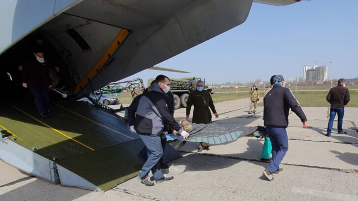 В Одессу прибыл самолет с ранеными на Донбассе бойцами ВСУ | Фото: Думская