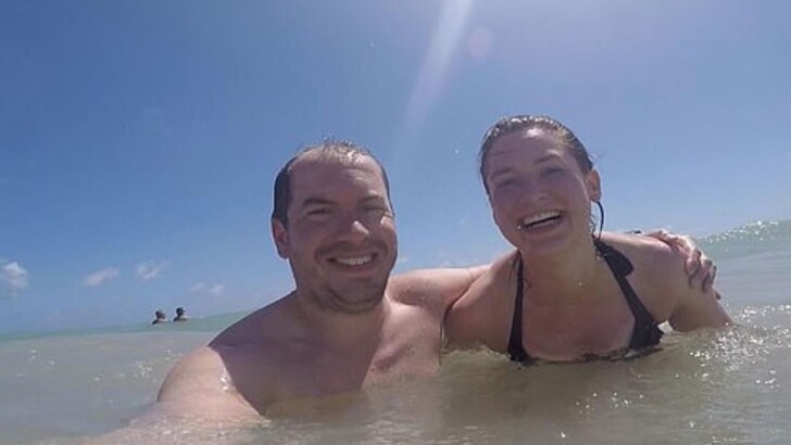 Кейси Вудс и ее муж Саймон уронили камеру в море | Фото: facebook.com/thelostbox
