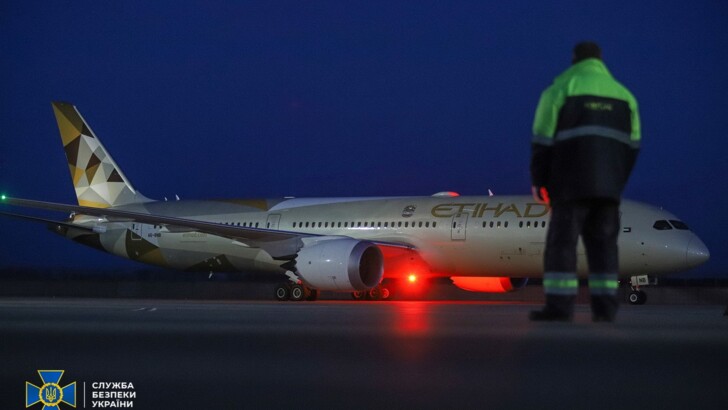 В Киев прибыл самолет из ОАЭ: доставил на родину украинцев и партию медицинских материалов | Фото: СБУ