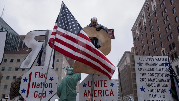 Протест в Ленсінгу, штат Мічиган, 15 квітня. Фото: REUTERS/Seth Herald