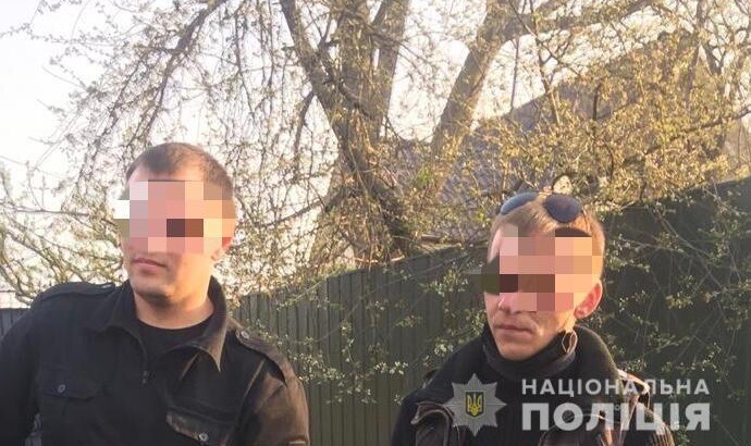 В Киевской области задержали парней за поджог травы