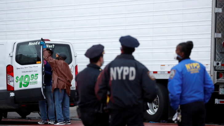 Грузовики с телами в Нью-Йорке. Фото: REUTERS/BM