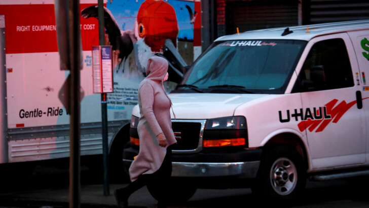 Грузовики с телами в Нью-Йорке. Фото: REUTERS/BM