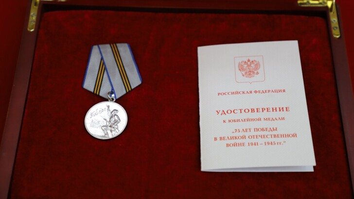 Медаль Ким Чен Ыну. Фото: .facebook.com/RusEmbDPRK