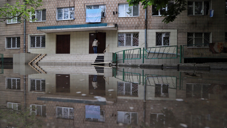 В Одессе двор общежития превратился в озеро | Фото: Думская