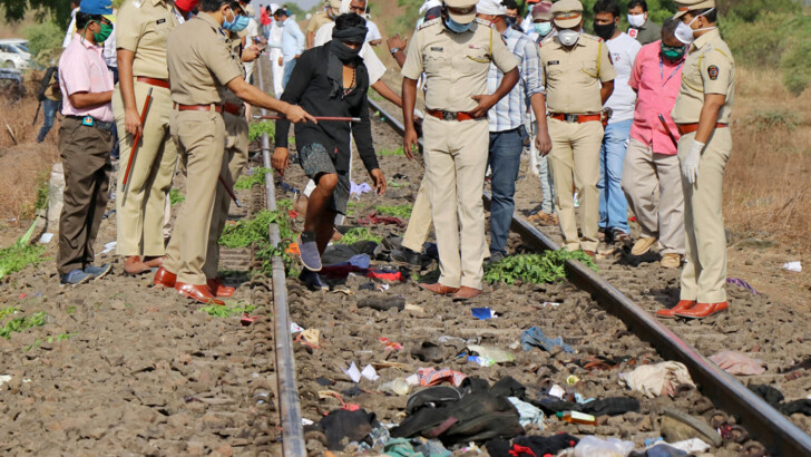Поезд наехал на людей в Индии. Фото: REUTERS/AH/DH