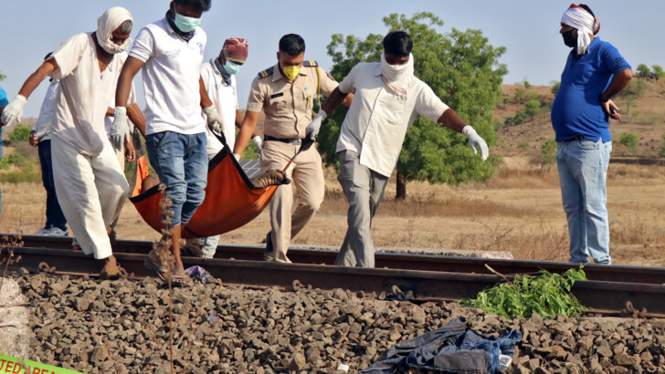 Поезд наехал на людей в Индии. Фото: REUTERS/AH/DH