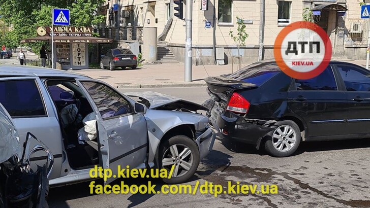 В центре Киева произошло серьезное ДТП | Фото: dtp.kiev.ua
