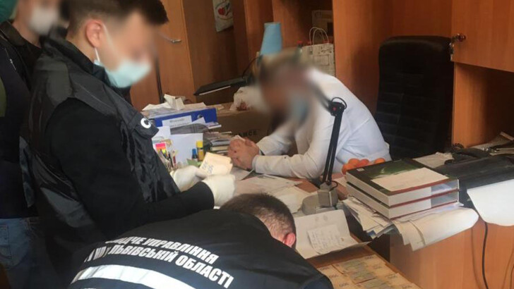 Во Львове врач попался на крупной взятке | Фото: Нацполиция