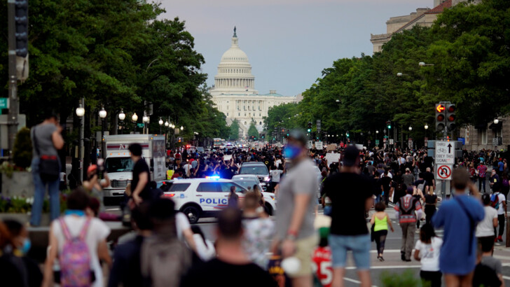 Протесты в Миннеаполисе и Вашингтоне. Фото: REUTERS/Nicholas Pfosi, REUTERS/Nicole Neri, REUTERS/Lucas Jackson