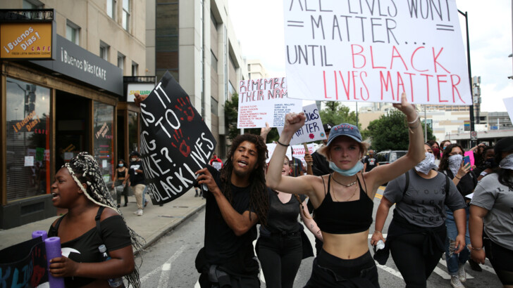 Протесты в Атланте. REUTERS/Dustin Chambers